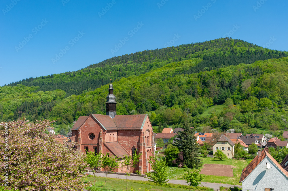 Blick zur ehemaligen Klosterkirche in Eußerthal im Pfälzerwald. Region Pfalz in Rheinland-Pfalz in Deutschland