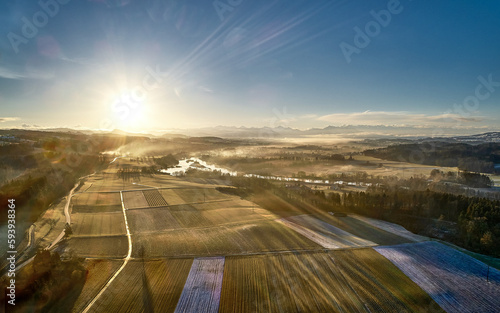 Sonnenaufgang über dem Flachsee in der Reussebene. Letzte Nebelschwaden liegen dekorativ über den Feldern , die sich wie ein Mosaik durch die Landschaft ziehen.