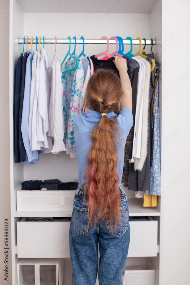 How to organize your wardrobe. Vertical storage of clothing in wardrobe