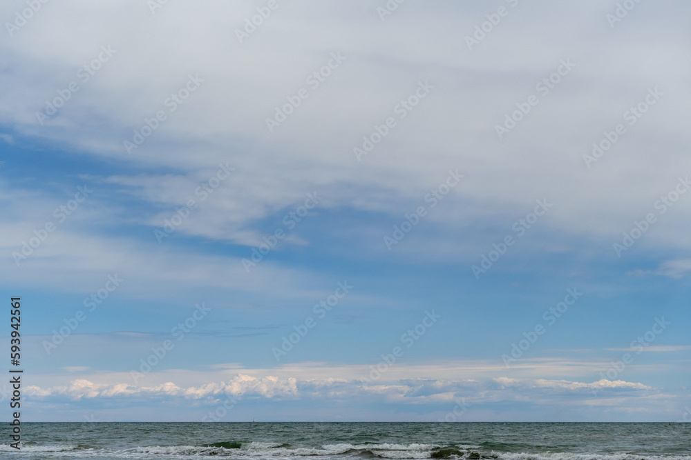 Himmel mit Wolken am Horizont