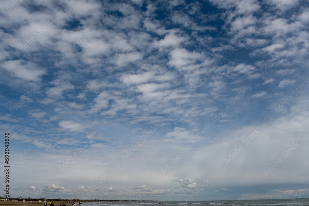 Himmel mit Schäfchenwolken