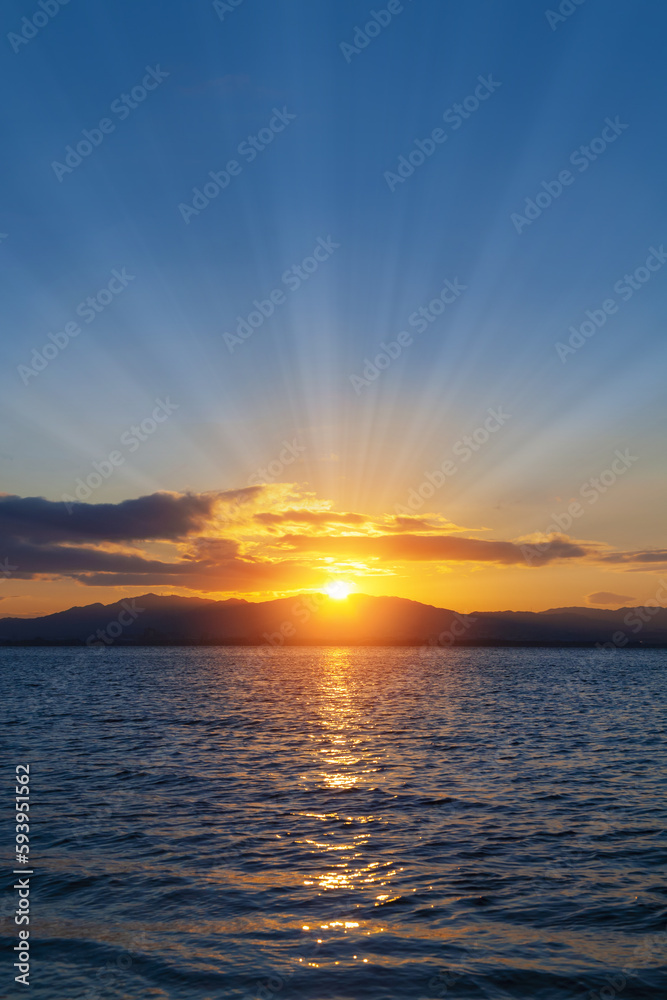 琵琶湖畔の朝日