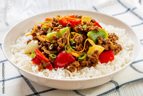 Konstfotografi crispy ground beef with stir-fried veggies in bowl