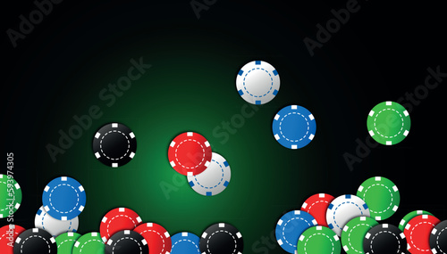  casinò, carte da poker con fiche sparse sul tappeto verde, concetto gioco d'azzardo,