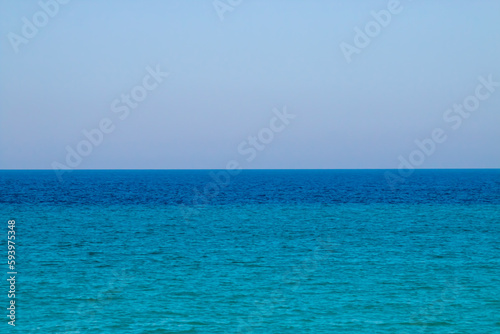 Horizonte sobre un mar de aguas azul y verde turquesa. Canal de Otranto que conecta el mar Jónico y el mar Adriático visto desde Otranto en un día luminoso de verano.