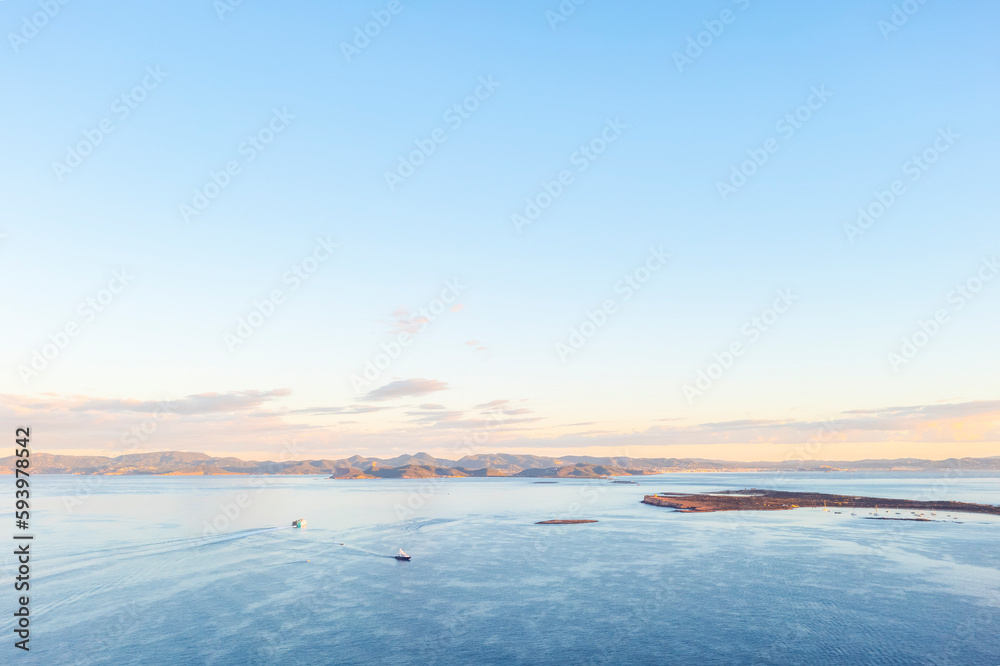 Fototapeta premium Formentera. Drohnenaufnahme der Insel Formentera und blauer Ozean.