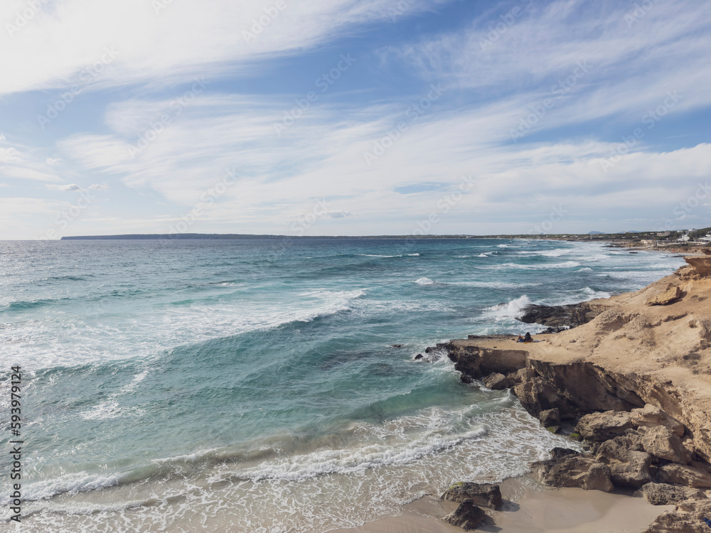 Formentera. Blauer Ozean und Steinküste.