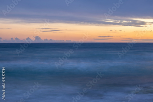 Formentera. Blauer Ozean und Himmel bei Sonnenuntergang.