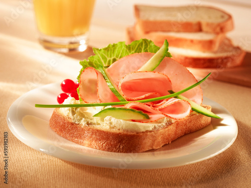 Bellegtes Brot mit Pute und Frischkäse dazu Fruehstueckssaft photo