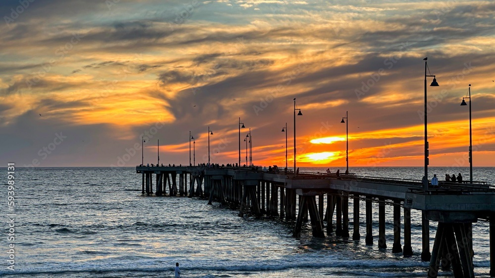 Obraz premium Bright sunset over Venice Pier in Los Angeles