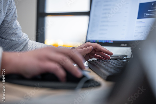 homme en train de taper à l'ordinateur