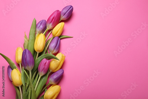 Fototapeta Naklejka Na Ścianę i Meble -  Beautiful tulips on pink background, flat lay. Space for text