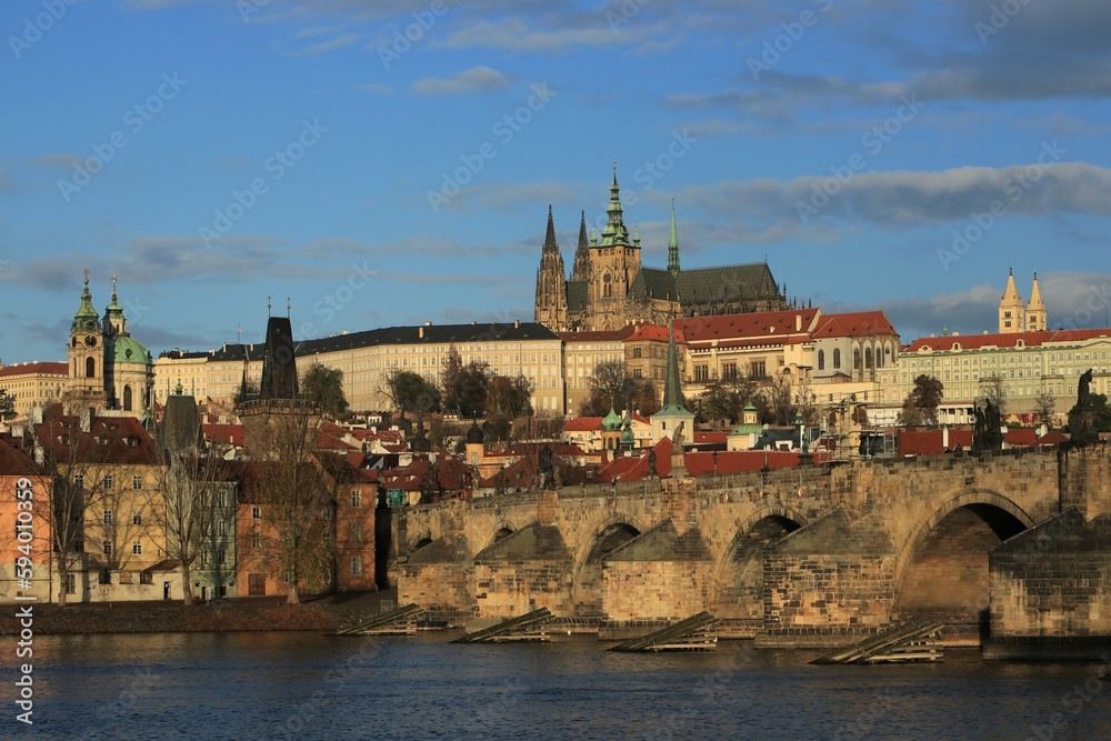 Majestätisch erhebt sich hinter der Karlsbrücke das Burgviertel mit Veitsdom in Prag.
