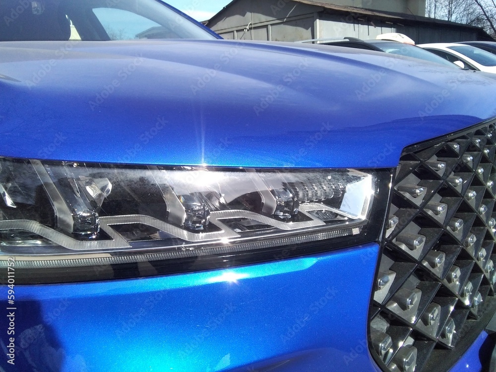 Foto de Detail of Haval Jolion car. headlight and logo on radiator