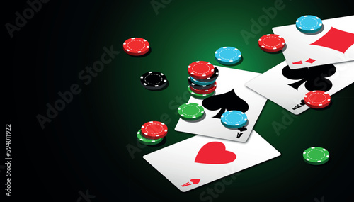 casinò, carte da poker con fiche sparse sul tappeto verde, concetto gioco d'azzardo, croupier