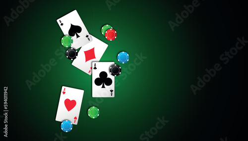 casinò, carte da poker con fiche sparse sul tappeto verde, concetto gioco d'azzardo, croupier
