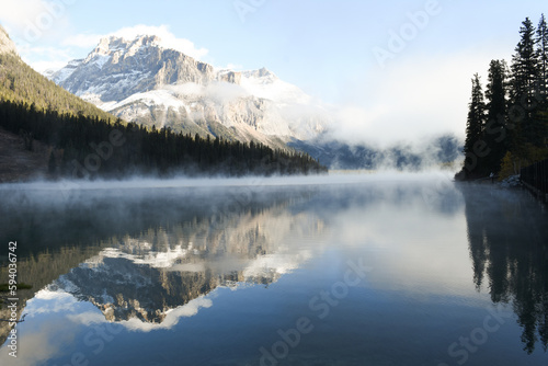Fototapeta Naklejka Na Ścianę i Meble -  Emerald lake in the morning
