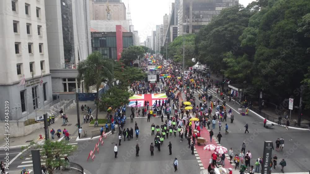 Parada Orgulho LGBT Gay Homosexual Evento São Paulo Paulista Festa Ativismo Direitos Gays Música Trio Elétrico Multidão Drag Montação UK Reino Unido MASP SP Sampa Celebração Homofobia Lésbicas Drone