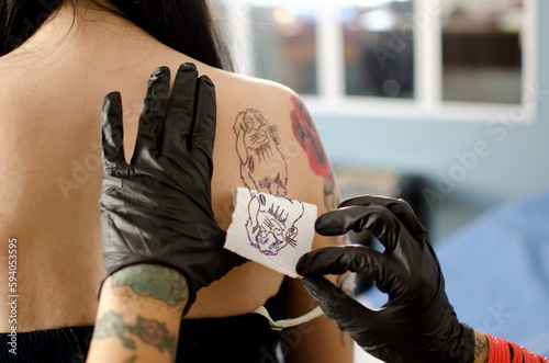 Fotografi Tattoo artist stencil tatuador colocando estencil