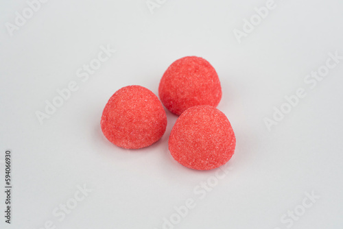 Trois bonbons fraises sur fond uni clair © PierreM