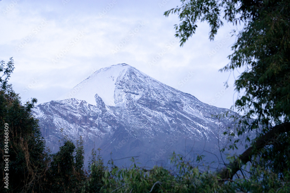 volcan en mexico cubierto de nieve con dia nublado 