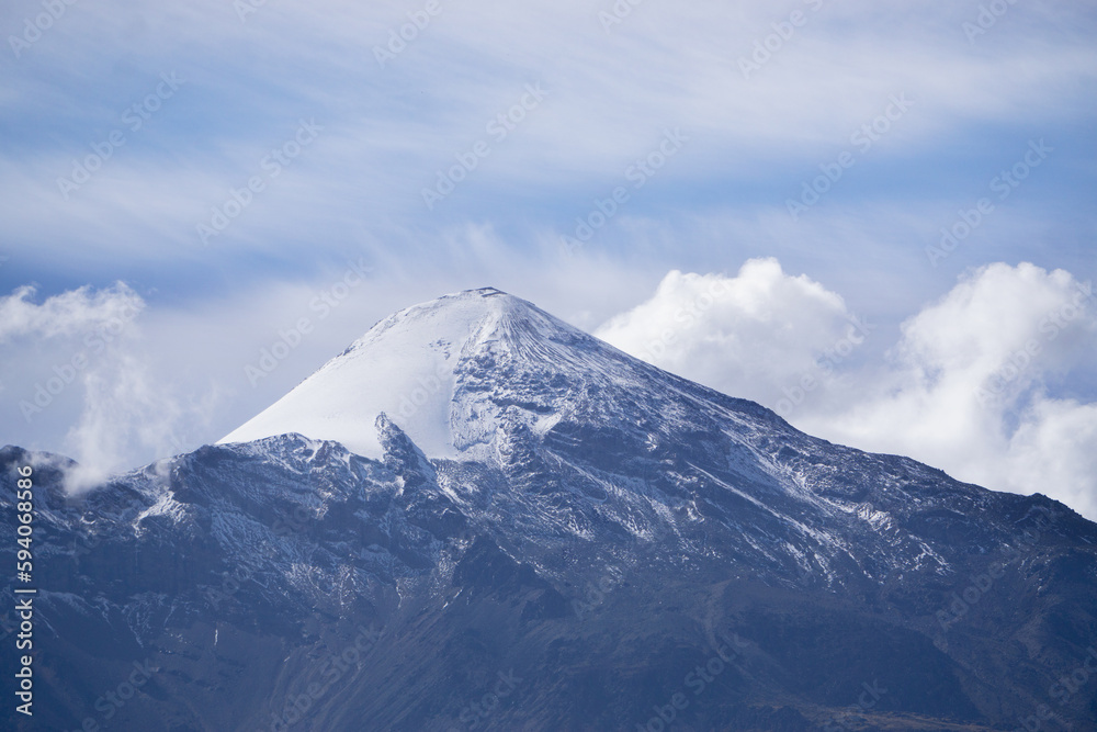volcan cubierto de nieve en mexico con cielo nublado