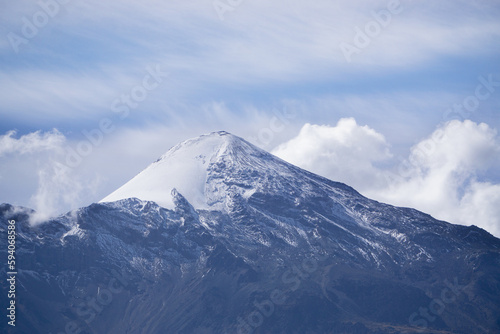Fototapeta Naklejka Na Ścianę i Meble -  volcan cubierto de nieve en mexico con cielo nublado