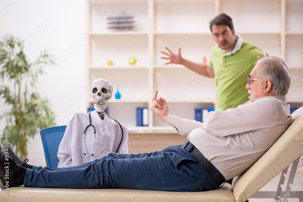 Obraz premium Old male patient visiting skeleton doctor