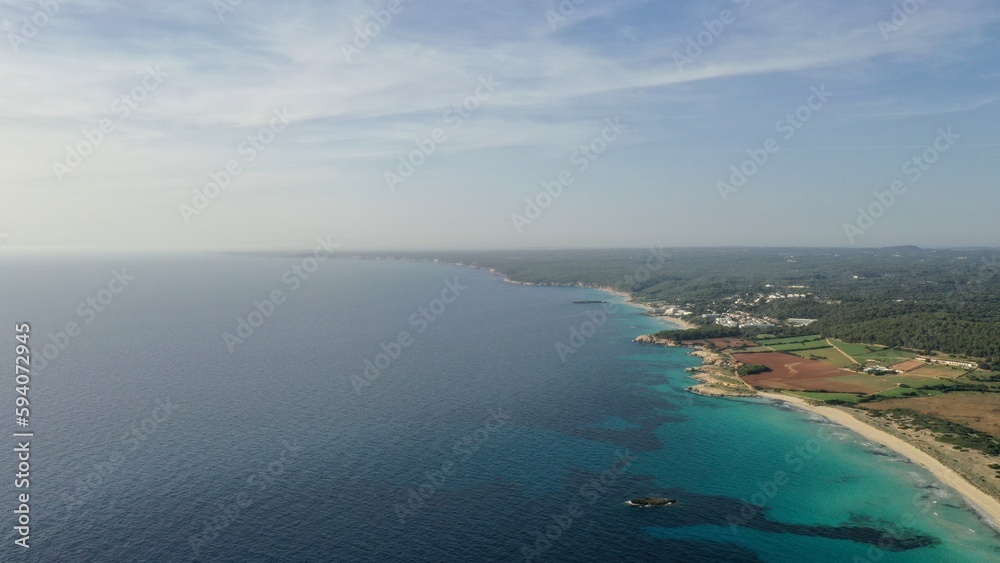 survol aérien des plages et hôtels resort club et eaux turquoises de Son Bou à Minorque dans les iles baléares en Espagne