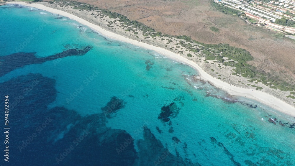 survol aérien des plages et hôtels resort club et eaux turquoises de Son Bou à Minorque dans les iles baléares en Espagne