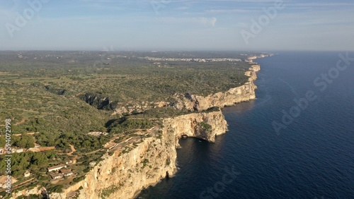 survol aérien des plages et hôtels resort club et eaux turquoises de Son Bou à Minorque dans les iles baléares en Espagne