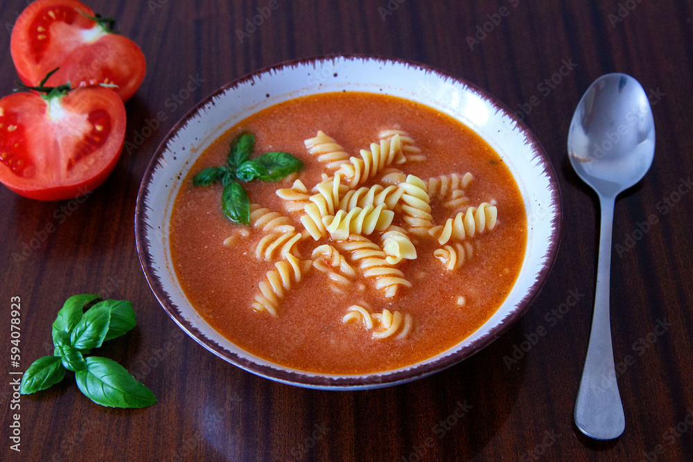 Zupa pomidorowa z makaronem i listkami bazylii - obrazy, fototapety, plakaty 