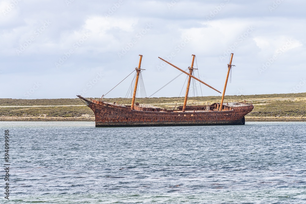 Ein altes Walfänger Wrack in Whalebone Cove vor Stanley auf den Falklandinseln. Stanley im Hintergrund Ein altes Walfänger Wrack in Whalebone Cove vor Stanley auf den Falklandinseln. Stanley im Hintergrund
