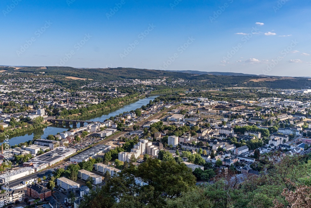 Ein atemberaubender Panoramablick vom Berg bei der Mariensäule über Trier und das Moseltal bei strahlendem Sonnenschein.