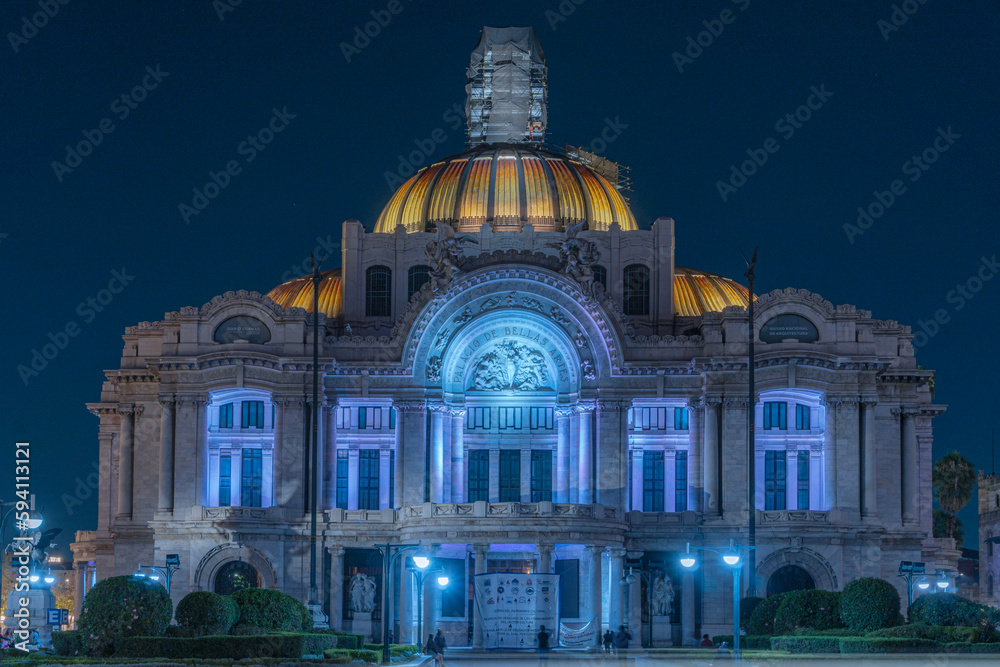 Palacio de Bellas Artes iluminado en la noche, cultura mexicana. Ciudad de México. Fue construido para el centenario de la Guerra de Independencia en 1910. 
