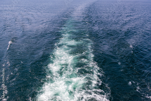 青い水面と船の白い航跡