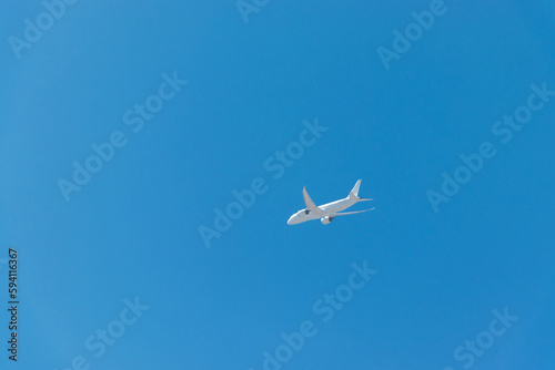 青空を飛ぶ白い飛行機 