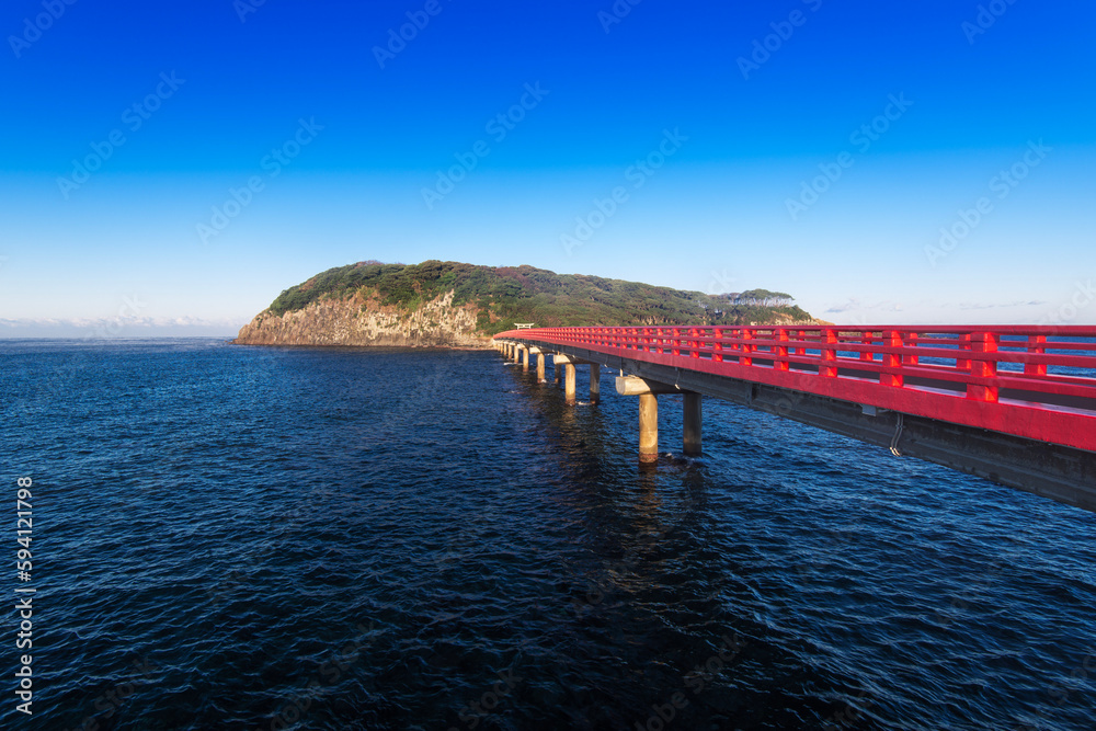 Obraz premium 大湊神社に渡る赤い橋と雄島