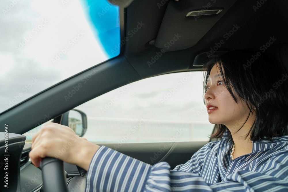 沖縄旅行でレンタカーを運転する女性３