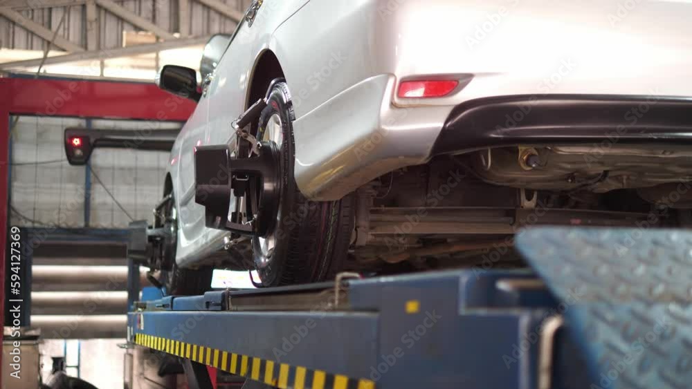 Set up a balancing center. Process of balancing and fitting car tire