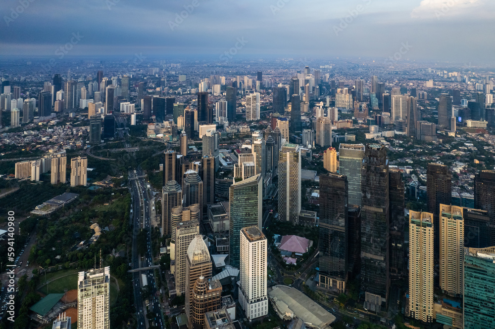 Obraz premium aerial shoot of Jakarta skyline during the golden hour. Jakarta is the capital city of indonesia that also one of the most populated city in the world.