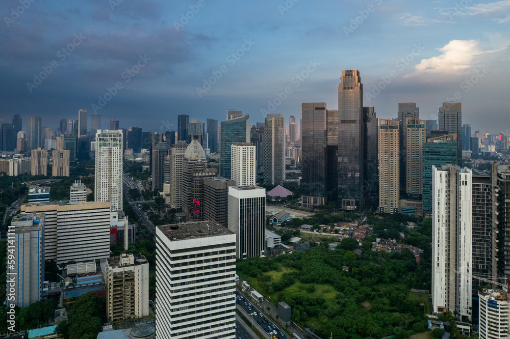 Obraz premium aerial shoot of Jakarta skyline during the golden hour. Jakarta is the capital city of indonesia that also one of the most populated city in the world.