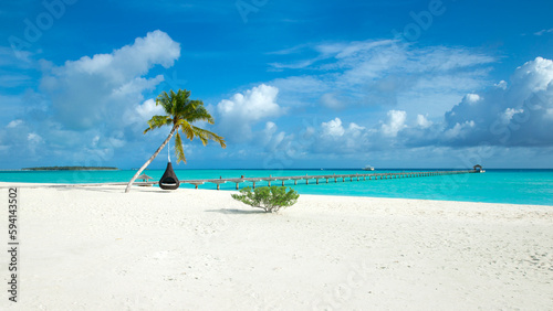 Fotografiet tropical Maldives island with white sandy beach and sea. palm