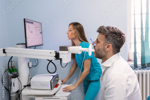 Foto Man testing breathing function by spirometry