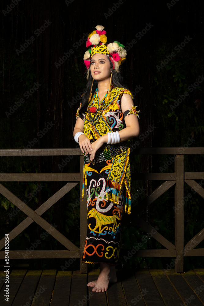 Fototapeta premium A Borneo lady showcasing the beauty of her culture through her stunning traditional clothing