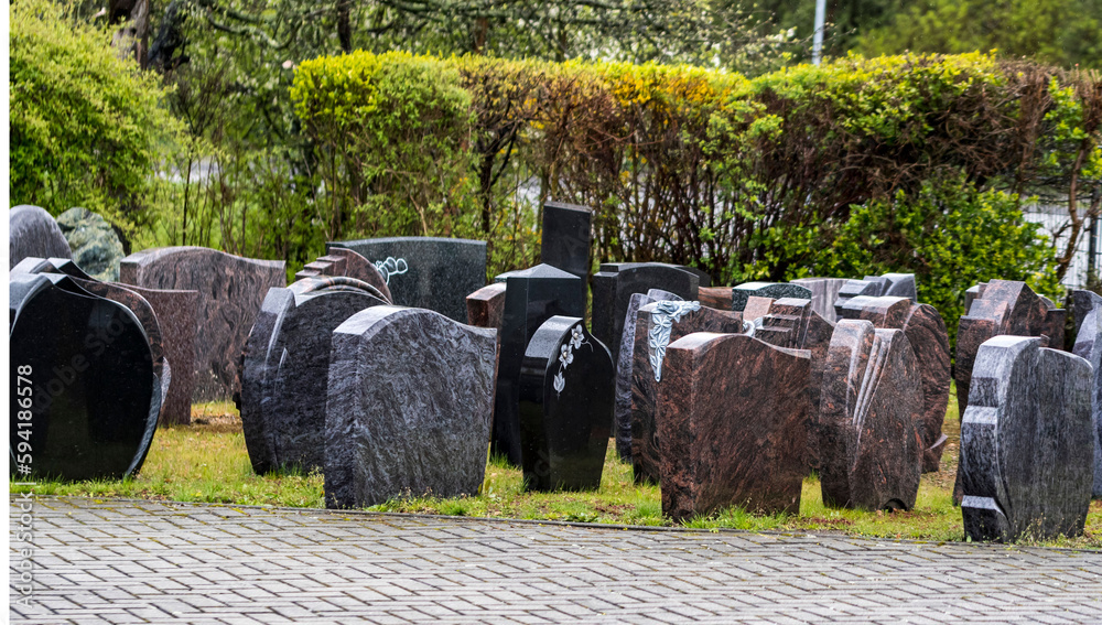 Grabsteine  beim Steinmetz stehen für die Eingravierung  für das Grab bereit - obrazy, fototapety, plakaty 