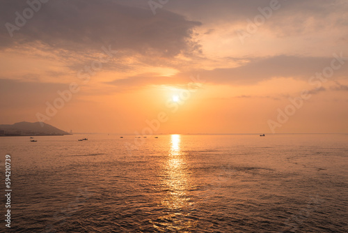 水平線から昇る朝日