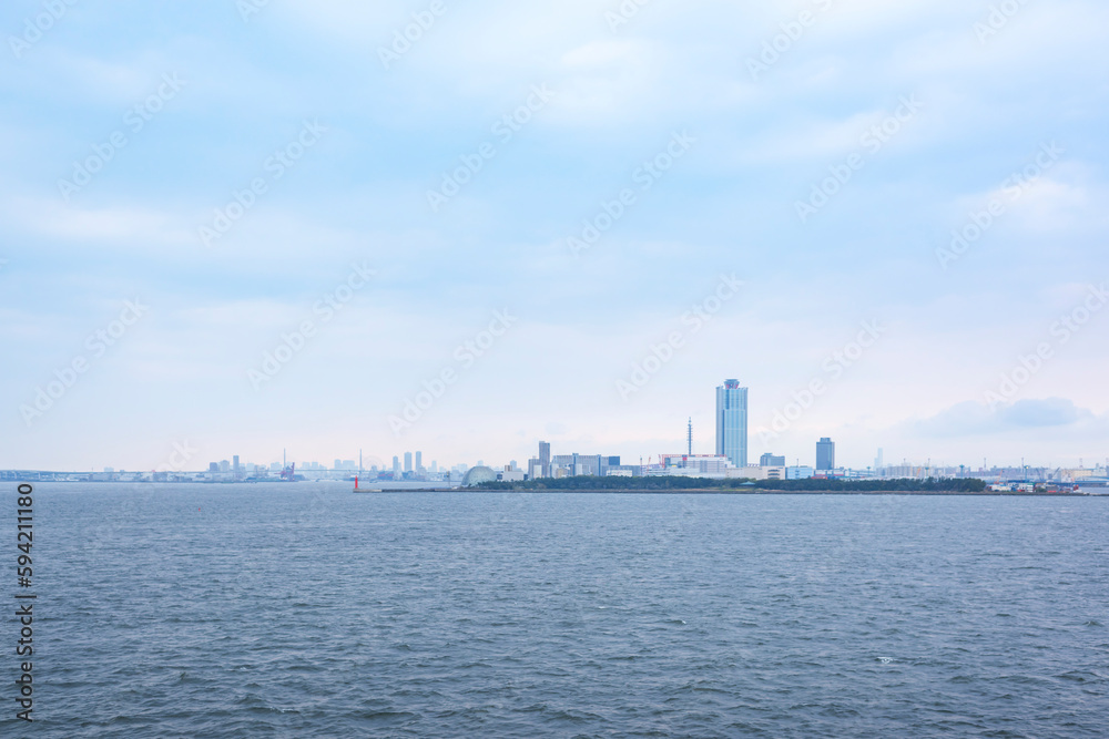 大阪湾から望む大阪南港