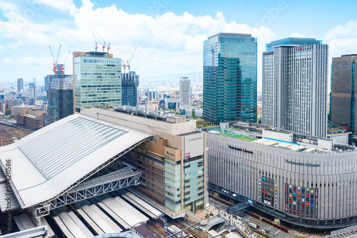大阪梅田の中心地のビル群と大阪駅