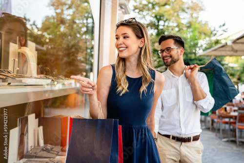 Φωτογραφία Portrait of a couple with shopping bags in the city